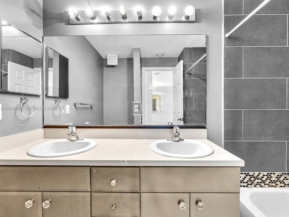 For Rent: $4,500 (5 beds, 2 baths, 2042 Square Feet)