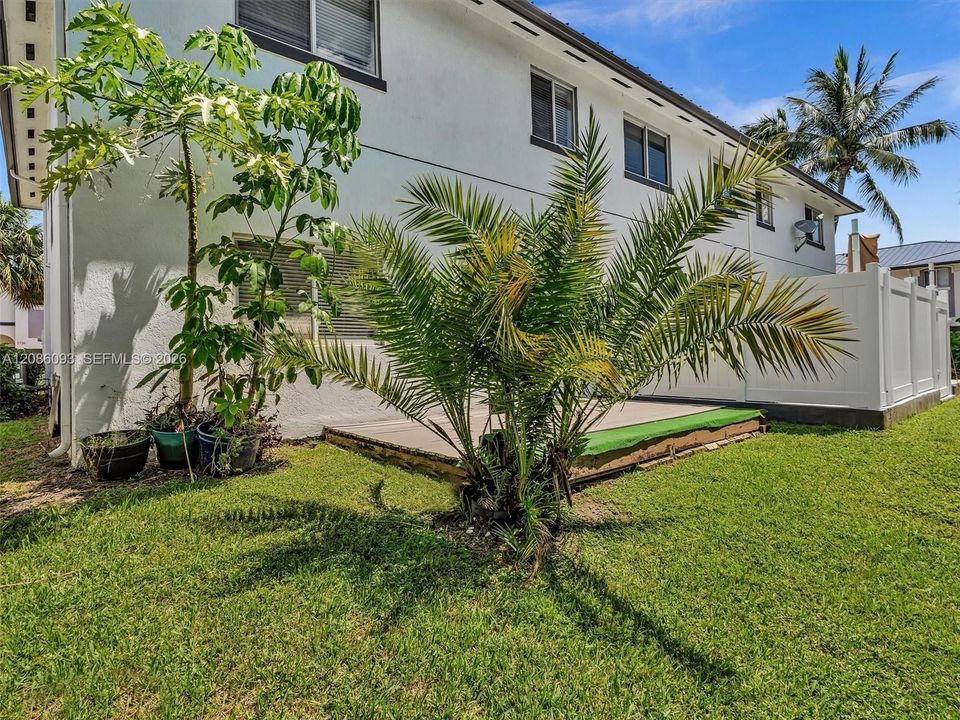For Rent: $4,500 (5 beds, 2 baths, 2042 Square Feet)