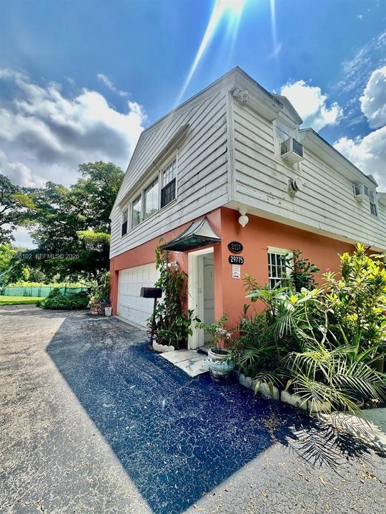For Rent: $1,750 (3 beds, 2 baths, 1000 Square Feet)