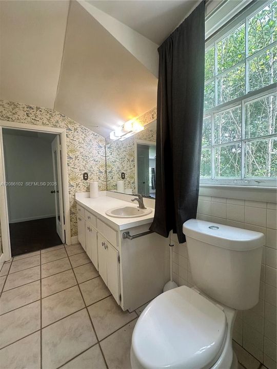For Rent: $1,750 (3 beds, 2 baths, 1000 Square Feet)