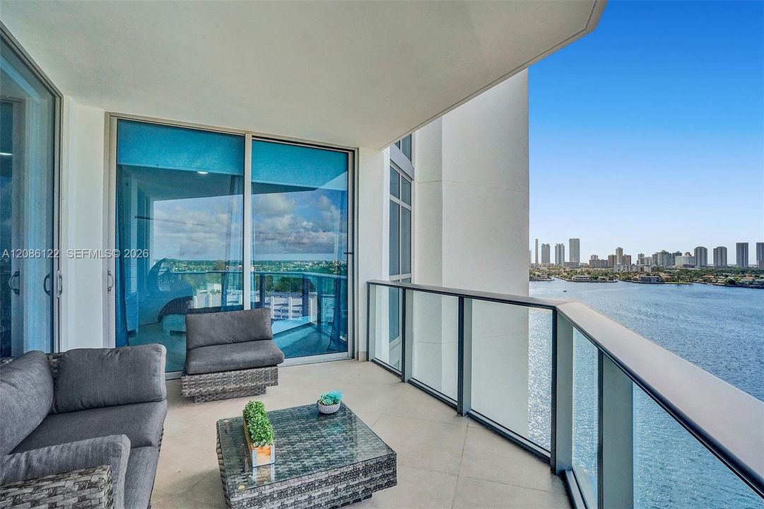 На продажу: $985,000 (2 спален, 2 ванн, 1736 Квадратных фут)