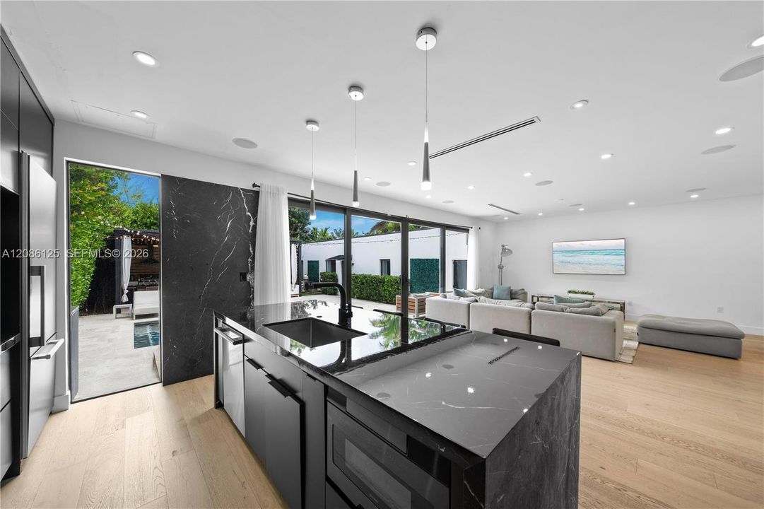 En Venta: $2,599,000 (6 camas, 4 baños, 3082 Pies cuadrados)