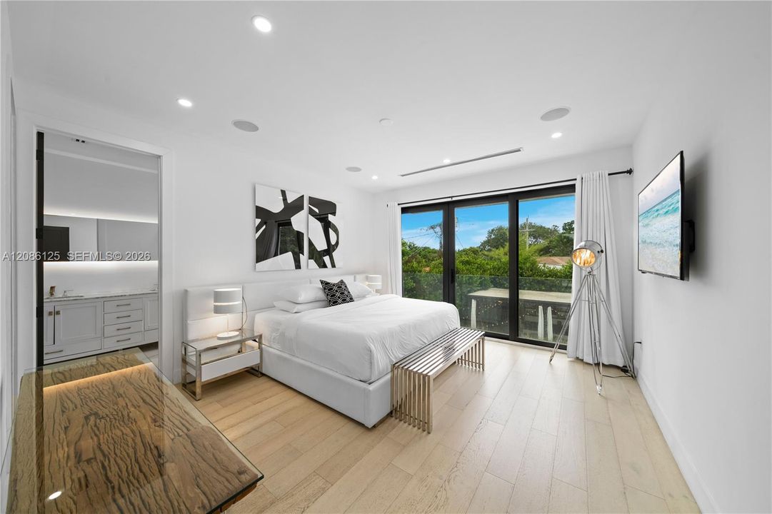 En Venta: $2,599,000 (6 camas, 4 baños, 3082 Pies cuadrados)