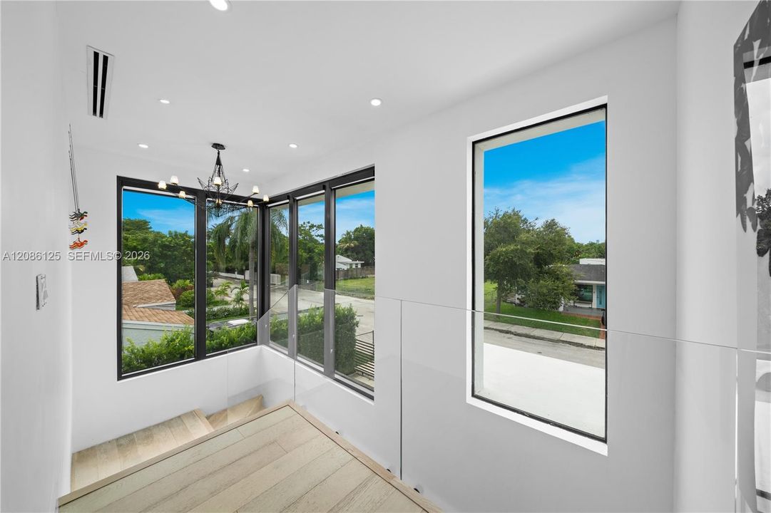 En Venta: $2,599,000 (6 camas, 4 baños, 3082 Pies cuadrados)
