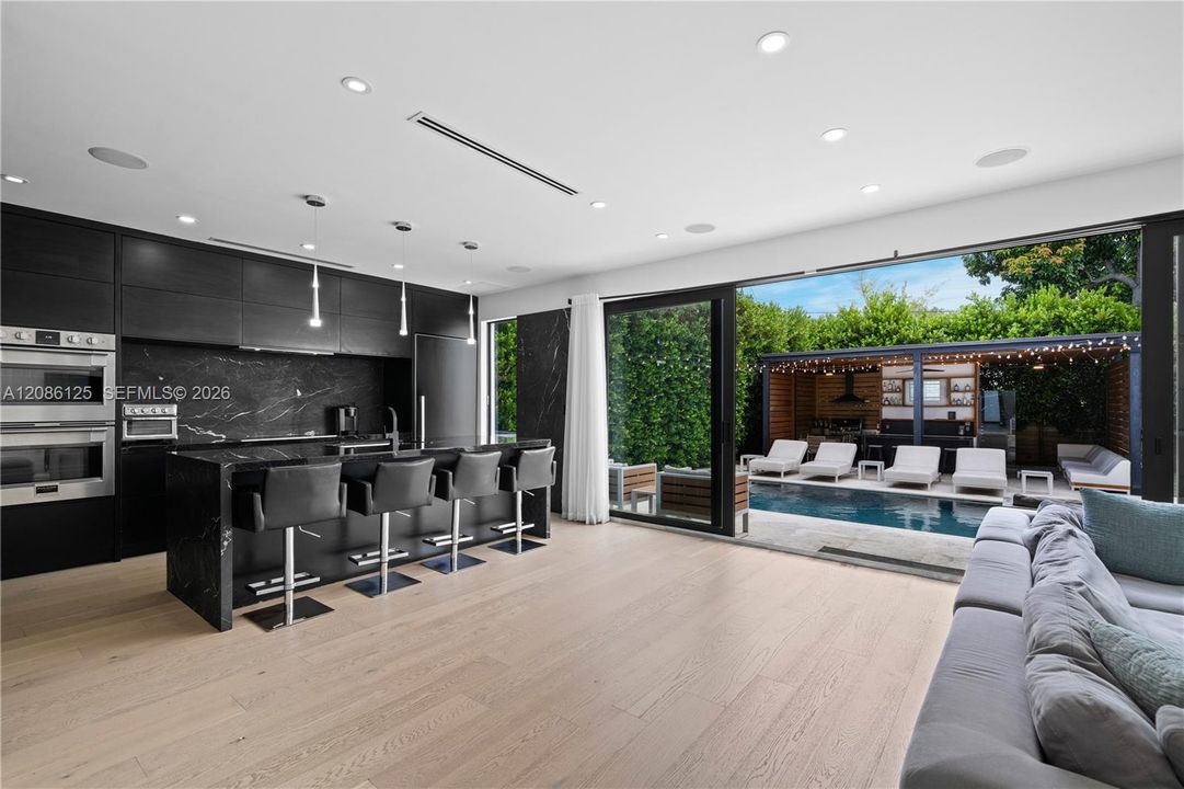 En Venta: $2,599,000 (6 camas, 4 baños, 3082 Pies cuadrados)