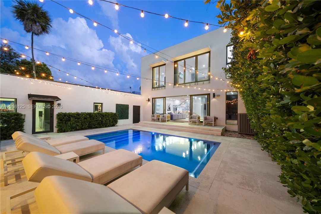 En Venta: $2,599,000 (6 camas, 4 baños, 3082 Pies cuadrados)