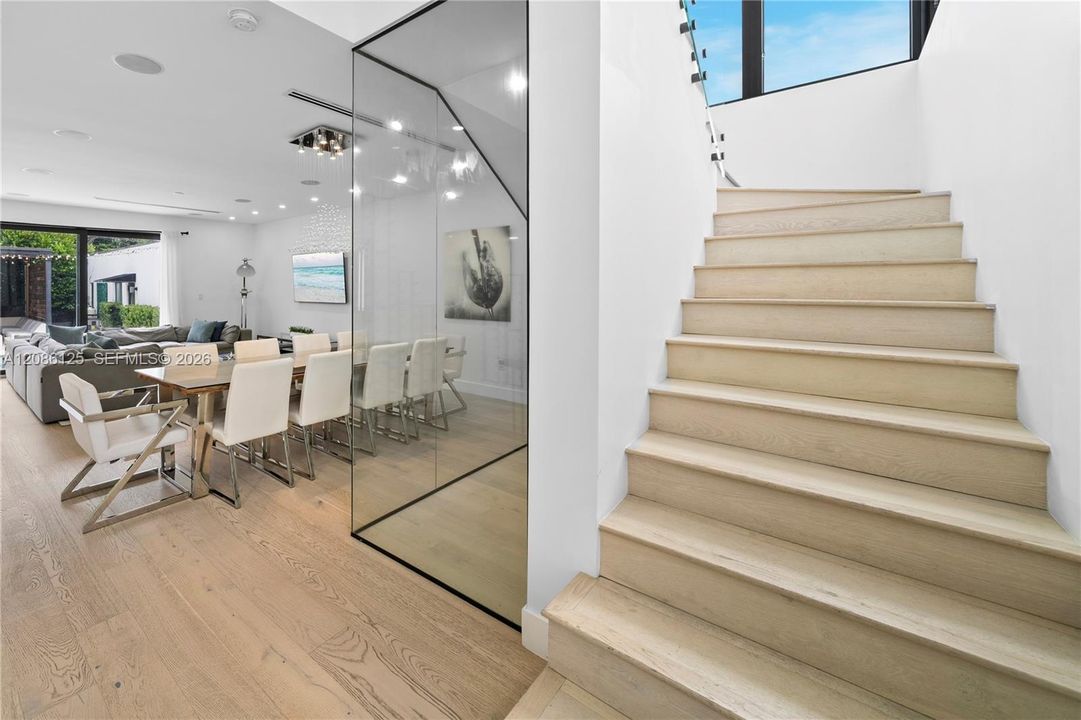 En Venta: $2,599,000 (6 camas, 4 baños, 3082 Pies cuadrados)