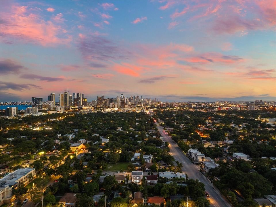 En Venta: $2,599,000 (6 camas, 4 baños, 3082 Pies cuadrados)