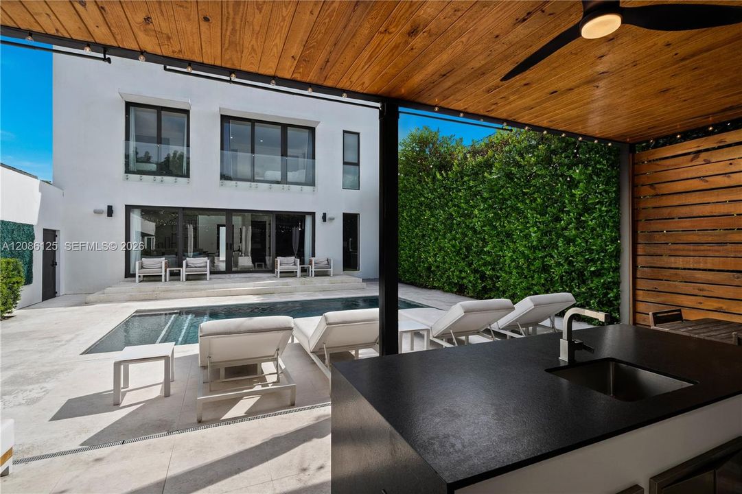 En Venta: $2,599,000 (6 camas, 4 baños, 3082 Pies cuadrados)