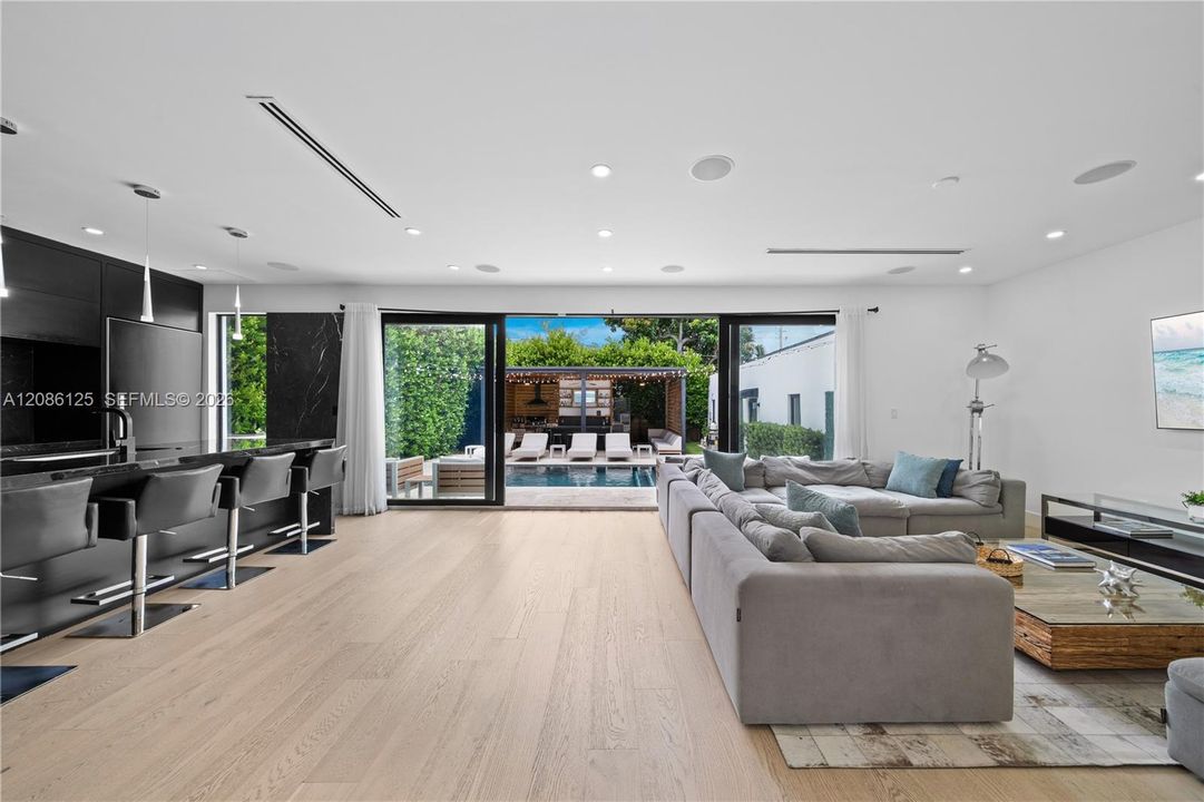 En Venta: $2,599,000 (6 camas, 4 baños, 3082 Pies cuadrados)