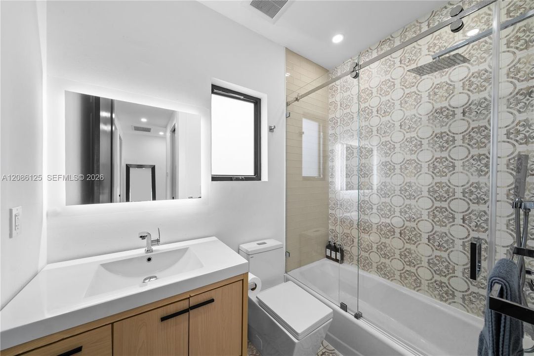 En Venta: $2,599,000 (6 camas, 4 baños, 3082 Pies cuadrados)