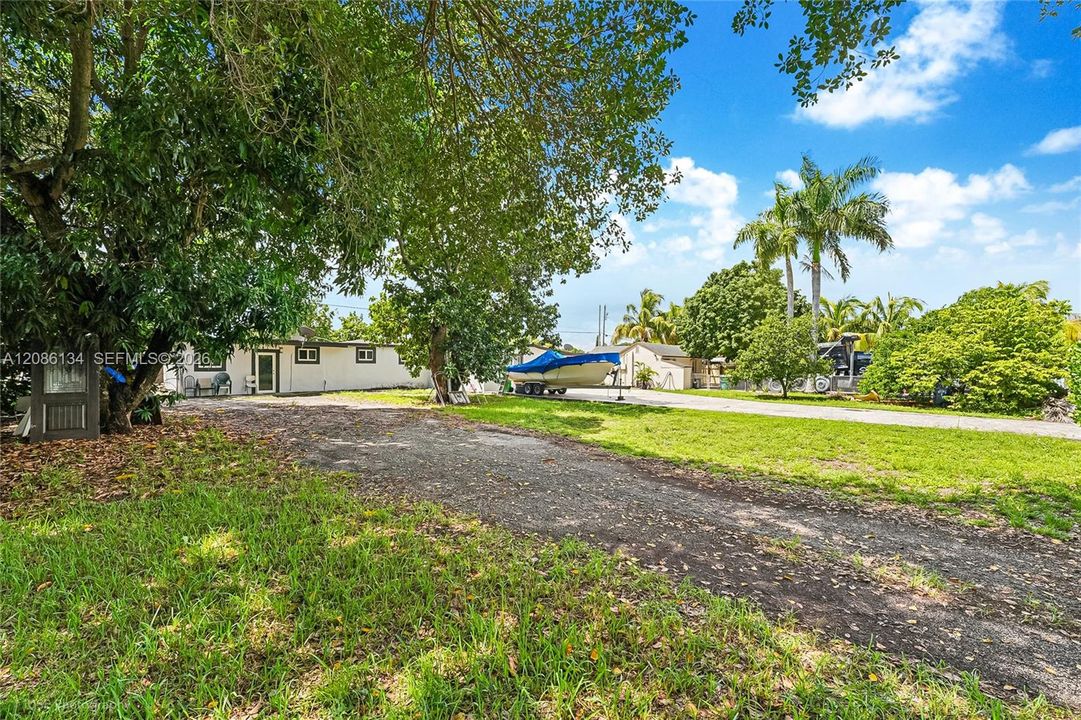 For Sale: $892,000 (5 beds, 5 baths, 2832 Square Feet)