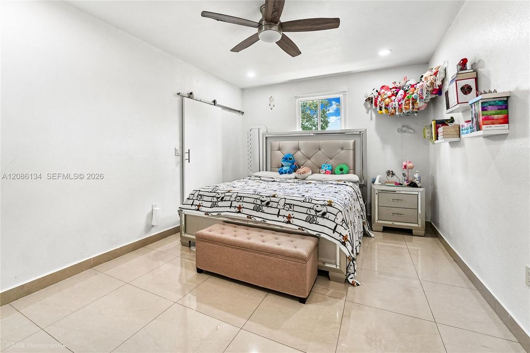 For Sale: $892,000 (5 beds, 5 baths, 2832 Square Feet)