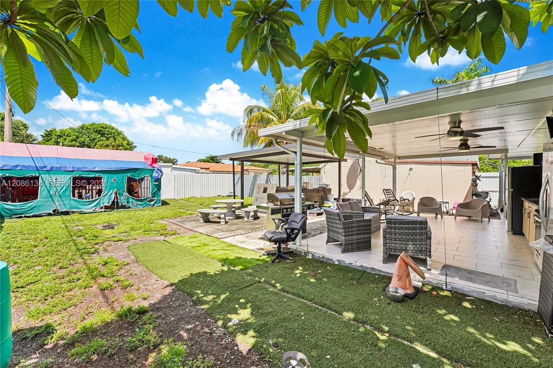 For Sale: $892,000 (5 beds, 5 baths, 2832 Square Feet)