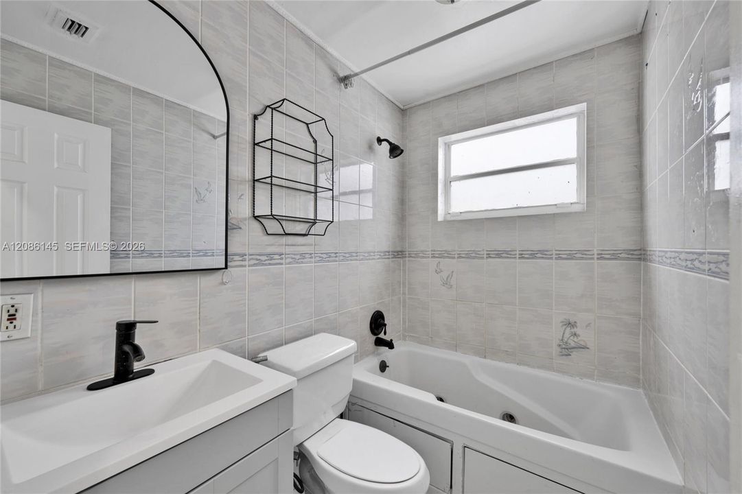 Comfortable second full bathroom