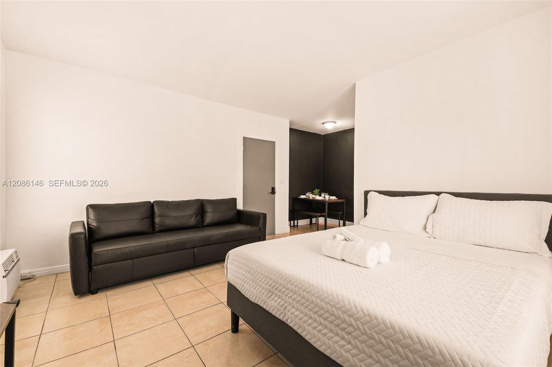 For Rent: $1,950 (1 beds, 1 baths, 10880 Square Feet)