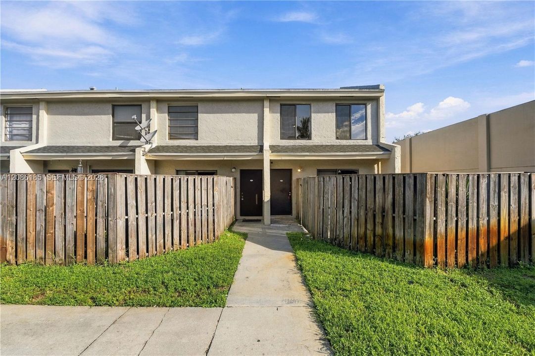 For Rent: $1,750 (2 beds, 1 baths, 1020 Square Feet)