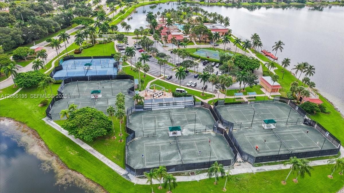 Sunset Lakes Amenities