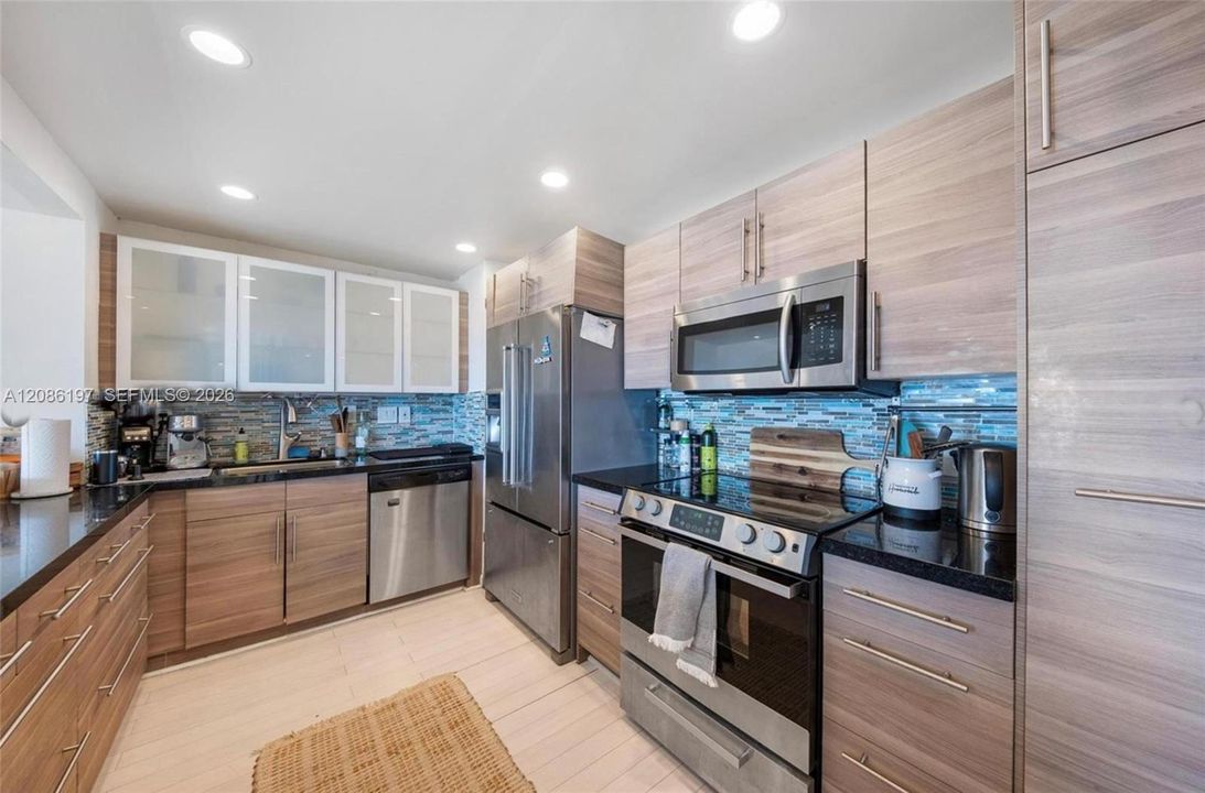 На продажу: $259,000 (2 спален, 2 ванн, 1358 Квадратных фут)