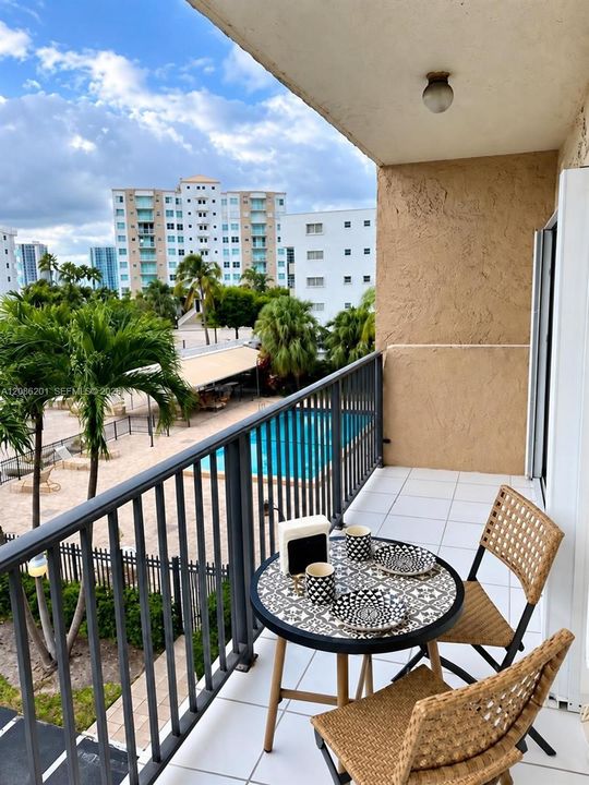 For Sale: $315,000 (1 beds, 1 baths, 696 Square Feet)