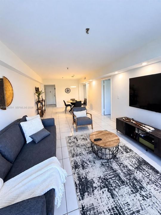 For Sale: $315,000 (1 beds, 1 baths, 696 Square Feet)