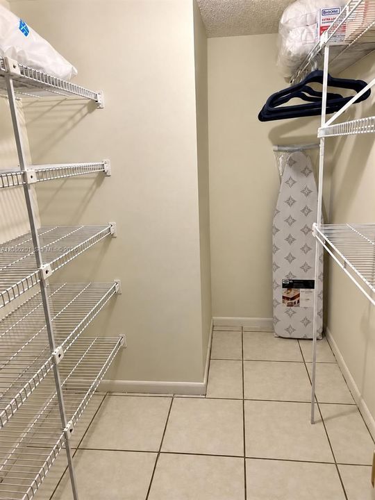 For Sale: $315,000 (1 beds, 1 baths, 696 Square Feet)