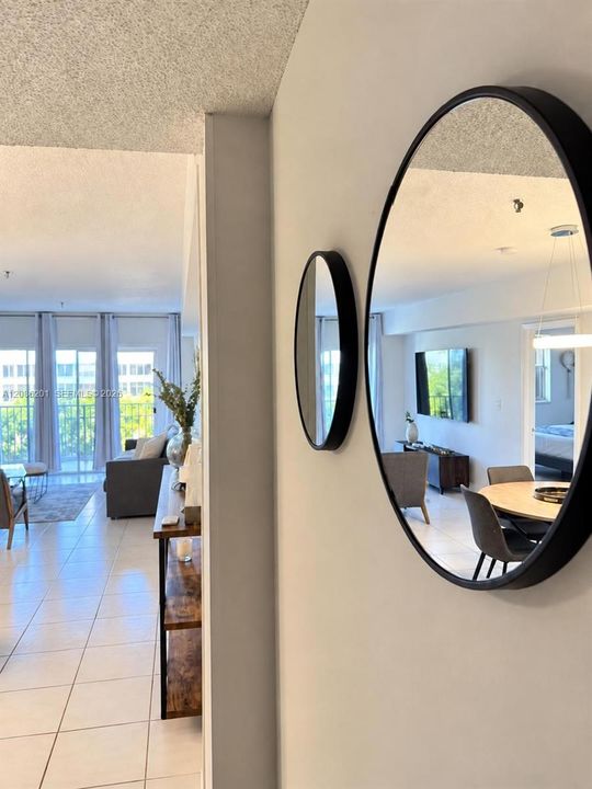 For Sale: $315,000 (1 beds, 1 baths, 696 Square Feet)