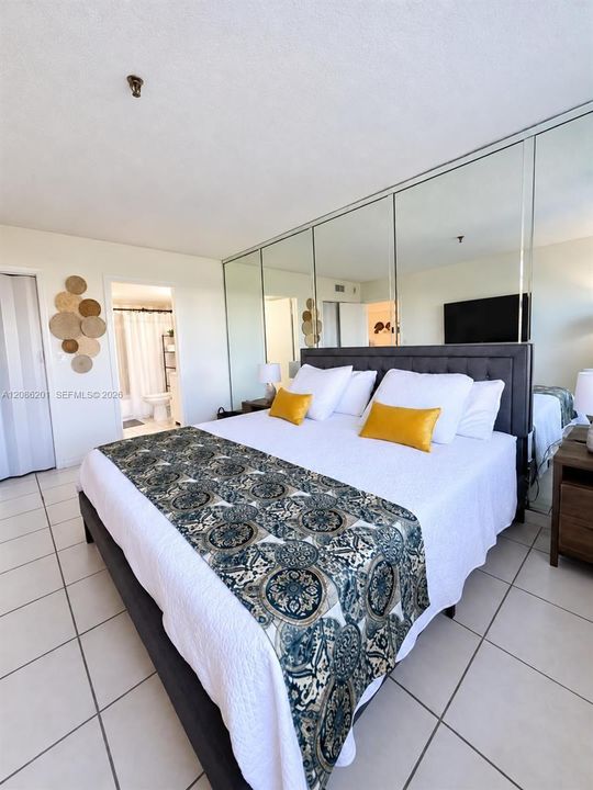 For Sale: $315,000 (1 beds, 1 baths, 696 Square Feet)