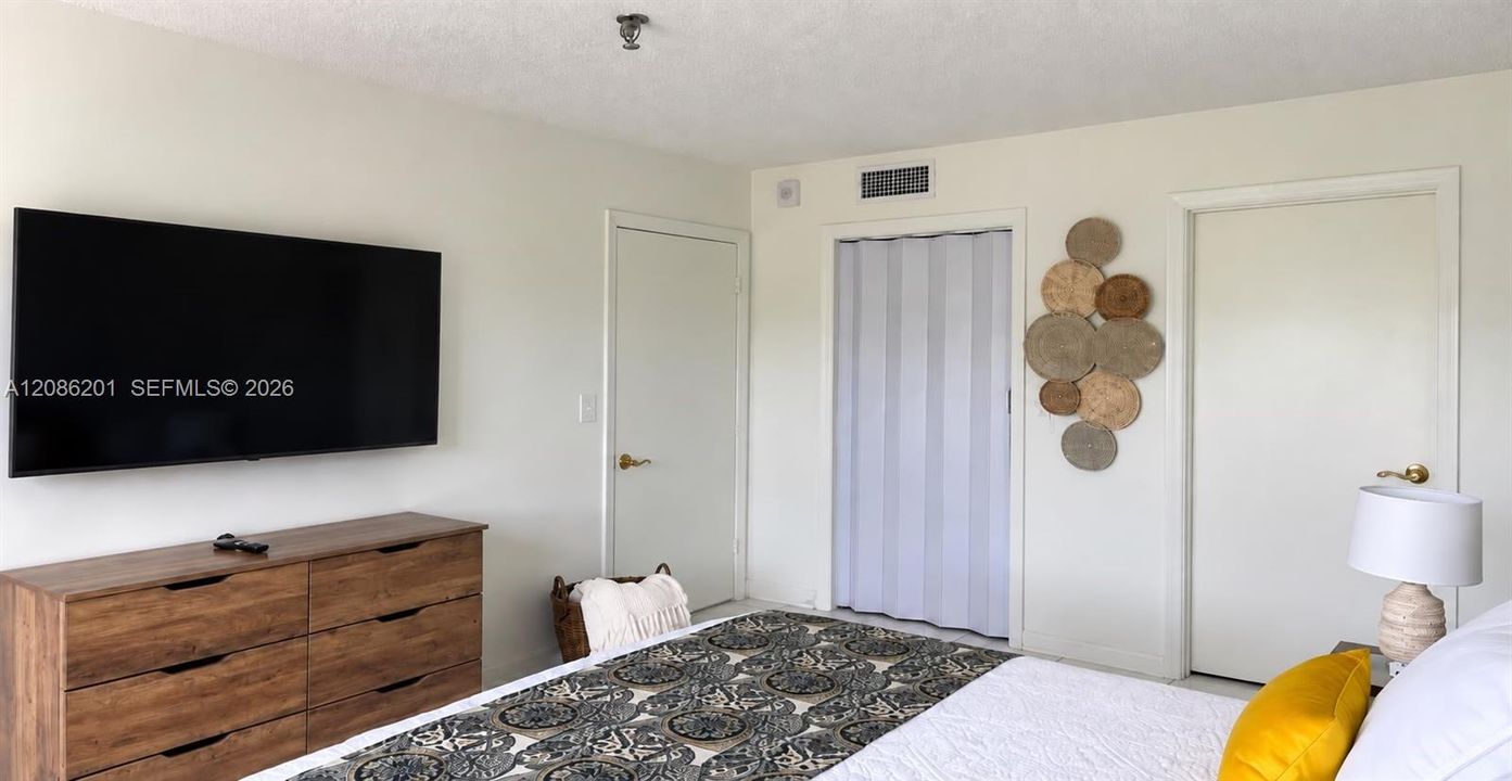 For Sale: $315,000 (1 beds, 1 baths, 696 Square Feet)
