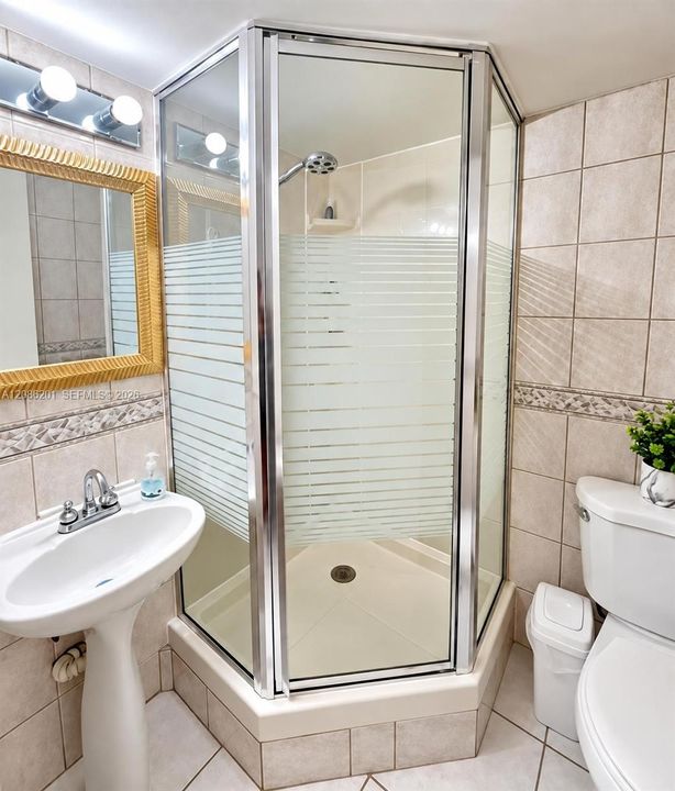 For Sale: $315,000 (1 beds, 1 baths, 696 Square Feet)