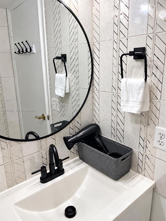 For Sale: $315,000 (1 beds, 1 baths, 696 Square Feet)