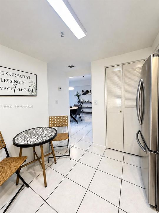 For Sale: $315,000 (1 beds, 1 baths, 696 Square Feet)