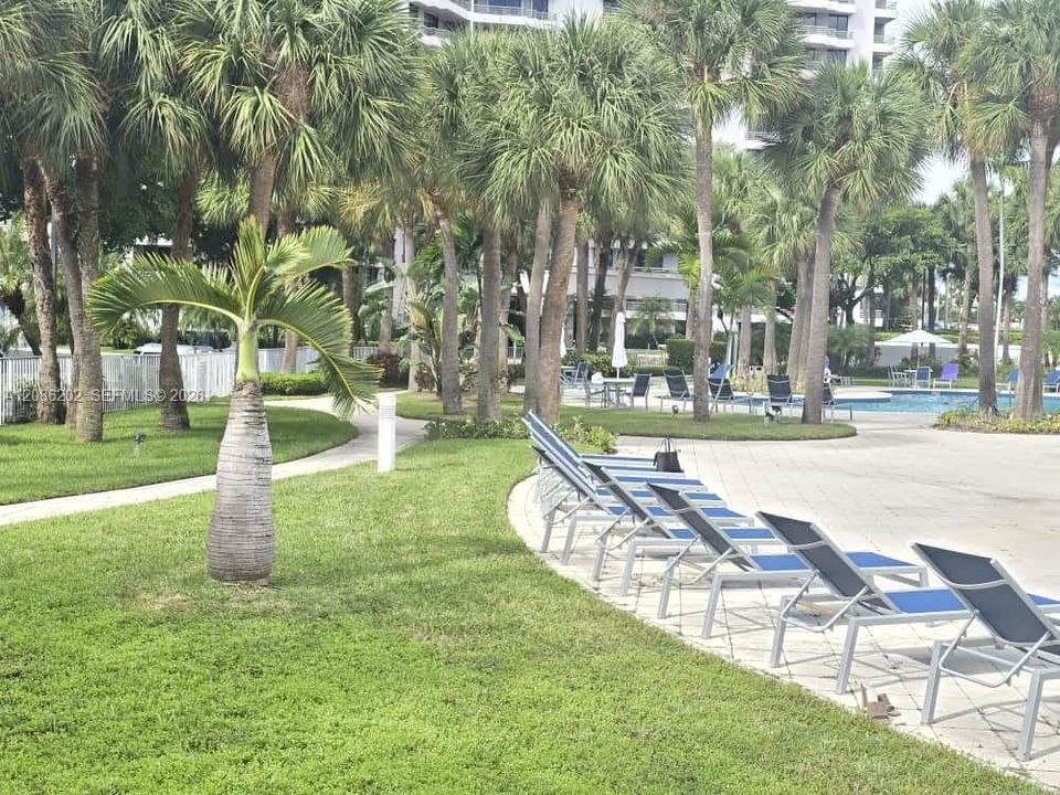 For Sale: $327,000 (2 beds, 2 baths, 1134 Square Feet)