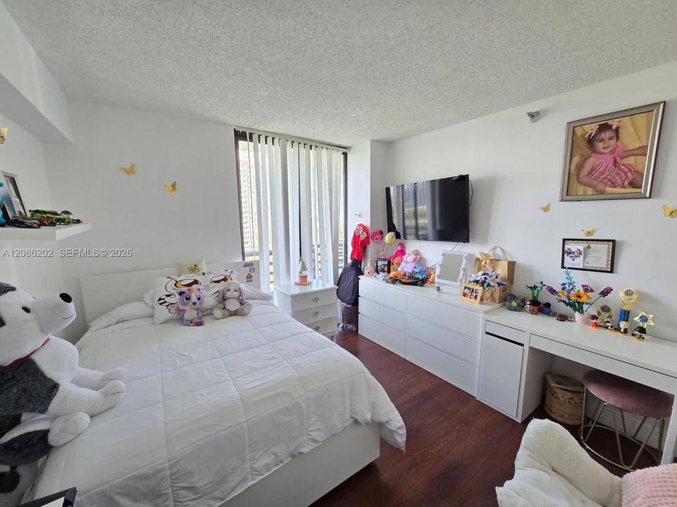 For Sale: $327,000 (2 beds, 2 baths, 1134 Square Feet)