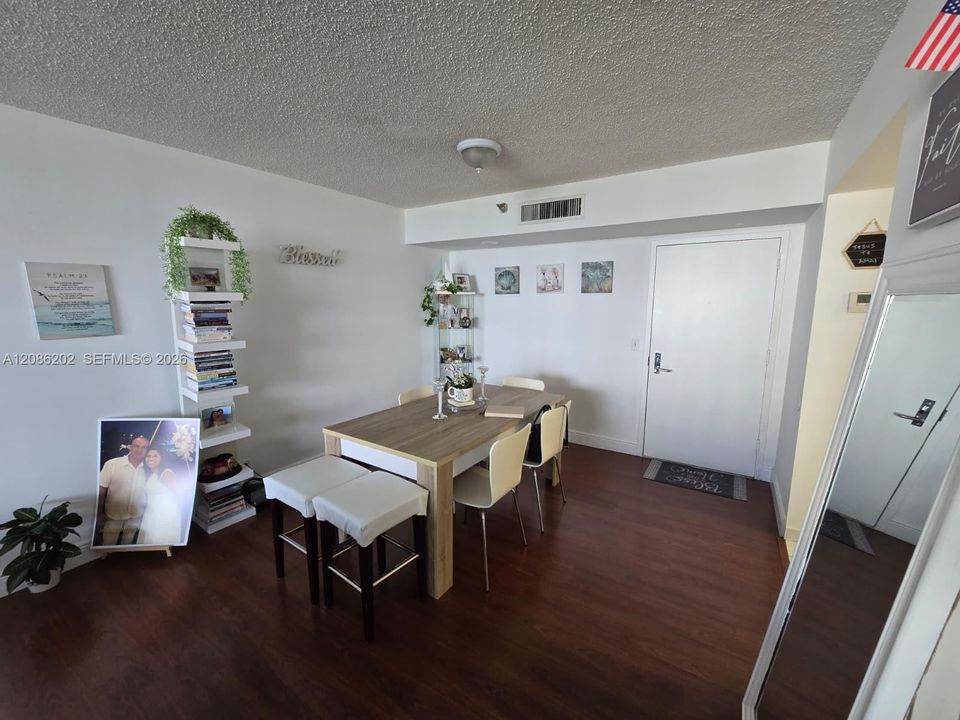 For Sale: $327,000 (2 beds, 2 baths, 1134 Square Feet)