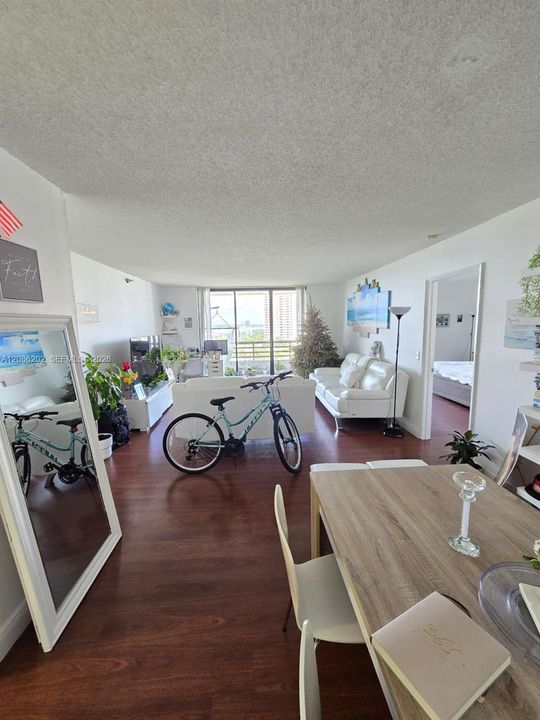 For Sale: $327,000 (2 beds, 2 baths, 1134 Square Feet)