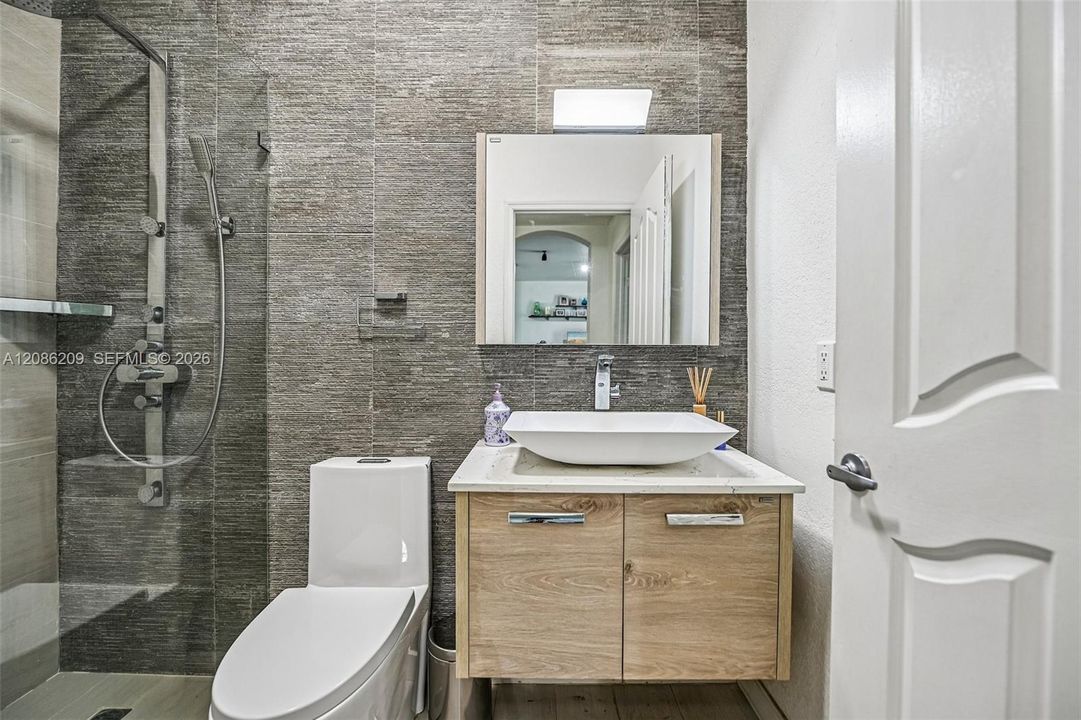 En Venta: $799,000 (4 camas, 3 baños, 2378 Pies cuadrados)