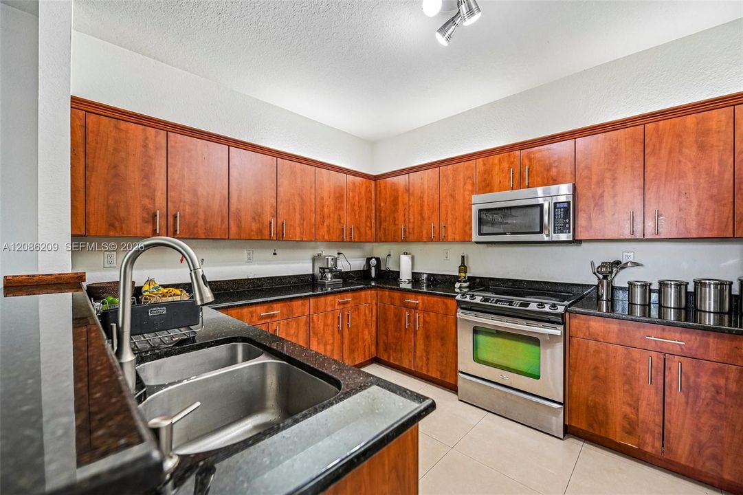 En Venta: $799,000 (4 camas, 3 baños, 2378 Pies cuadrados)