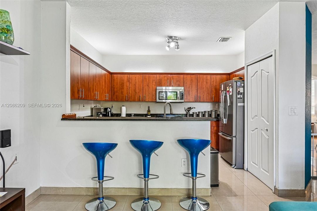 En Venta: $799,000 (4 camas, 3 baños, 2378 Pies cuadrados)