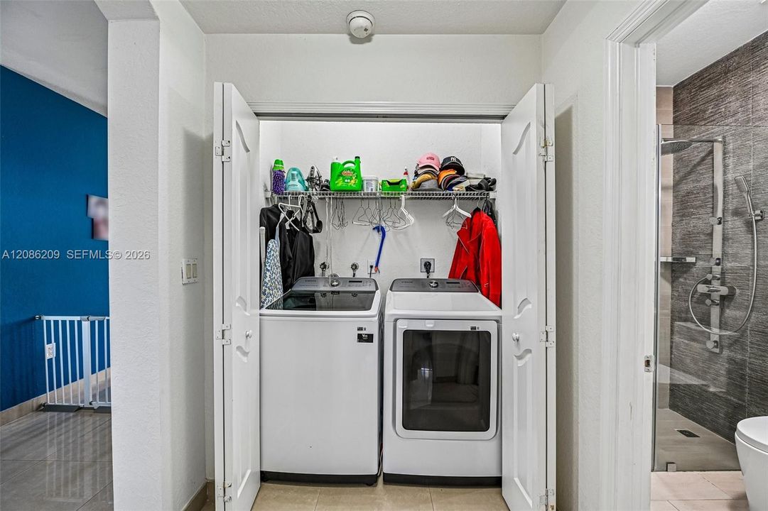 En Venta: $799,000 (4 camas, 3 baños, 2378 Pies cuadrados)