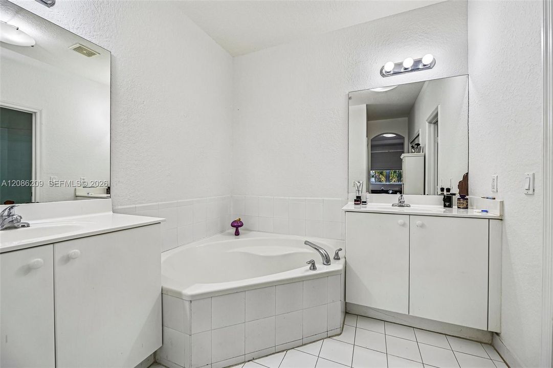 En Venta: $799,000 (4 camas, 3 baños, 2378 Pies cuadrados)