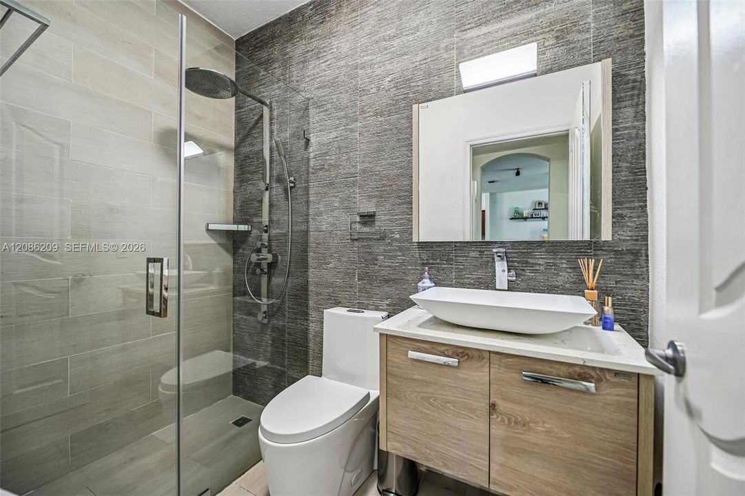 En Venta: $799,000 (4 camas, 3 baños, 2378 Pies cuadrados)
