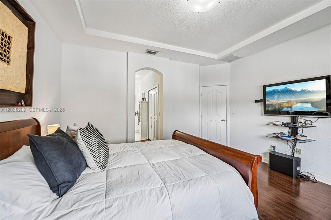 En Venta: $799,000 (4 camas, 3 baños, 2378 Pies cuadrados)