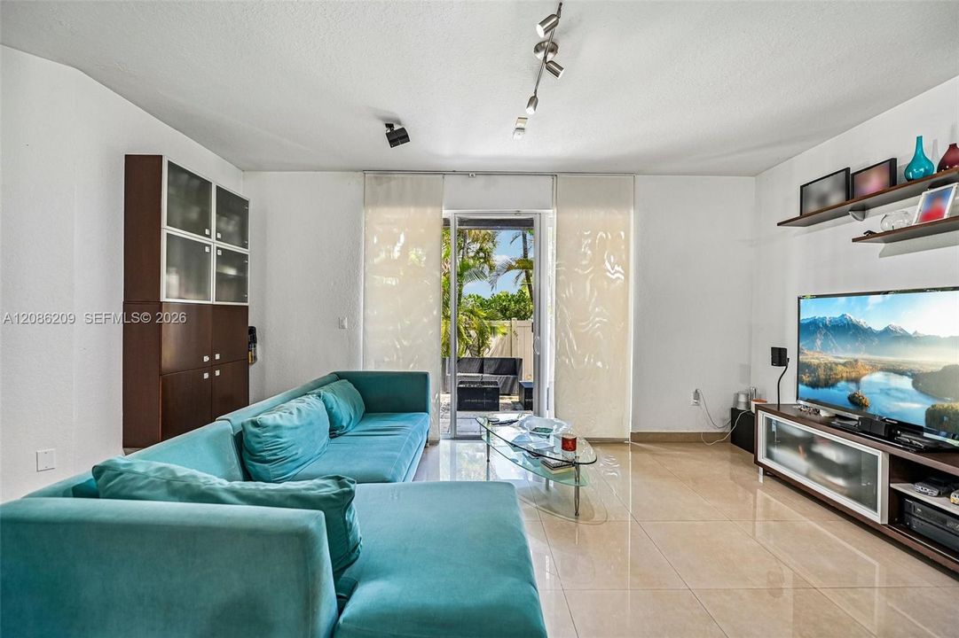 En Venta: $799,000 (4 camas, 3 baños, 2378 Pies cuadrados)