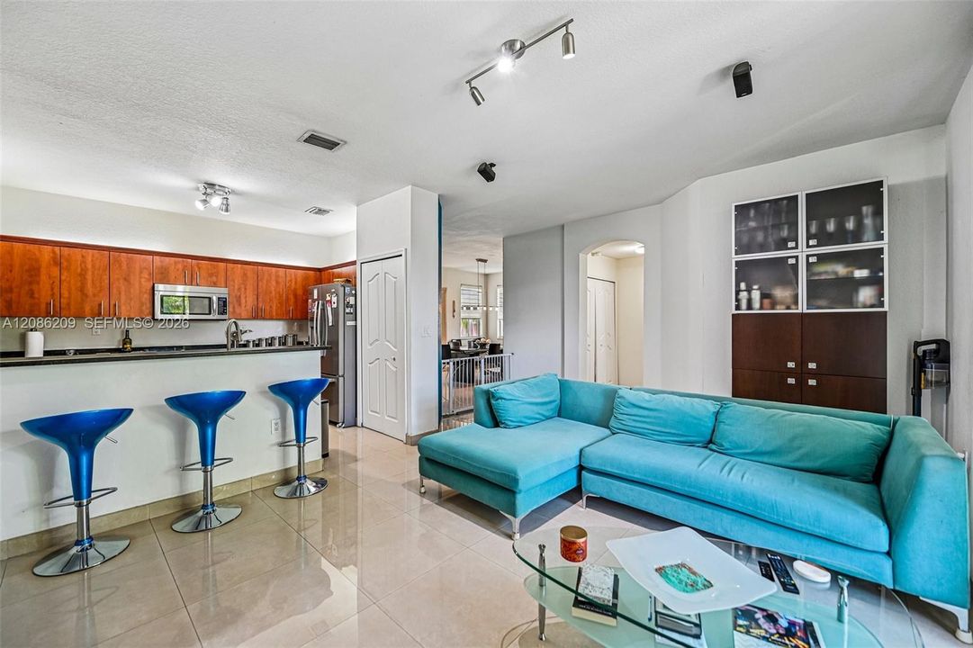 En Venta: $799,000 (4 camas, 3 baños, 2378 Pies cuadrados)