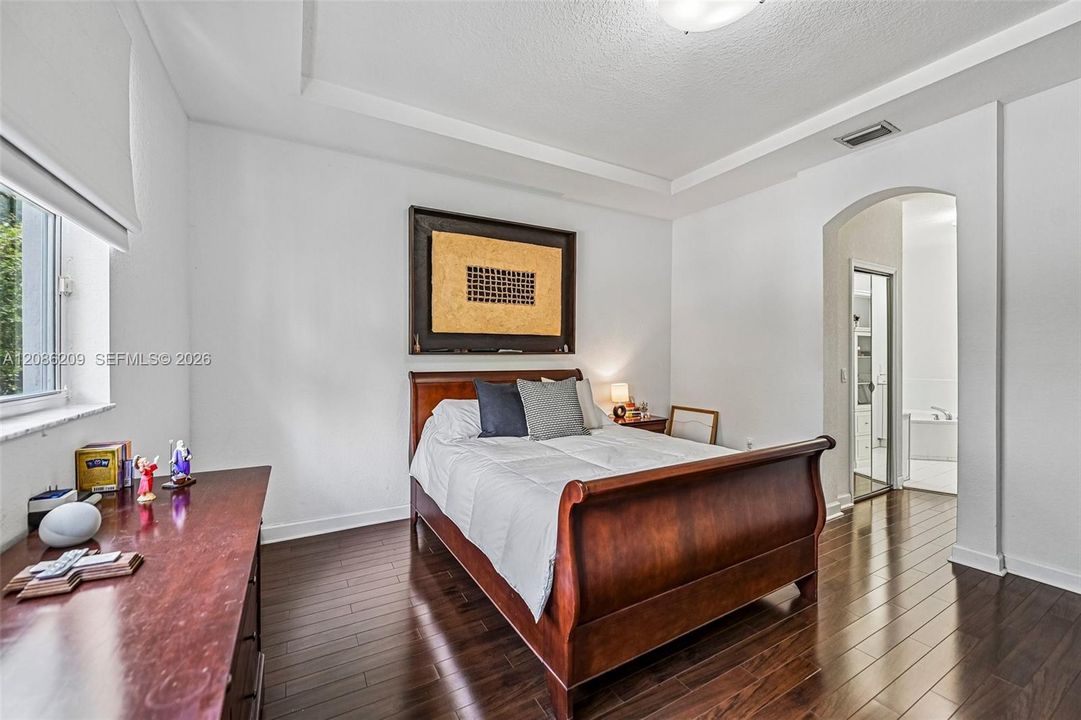 En Venta: $799,000 (4 camas, 3 baños, 2378 Pies cuadrados)