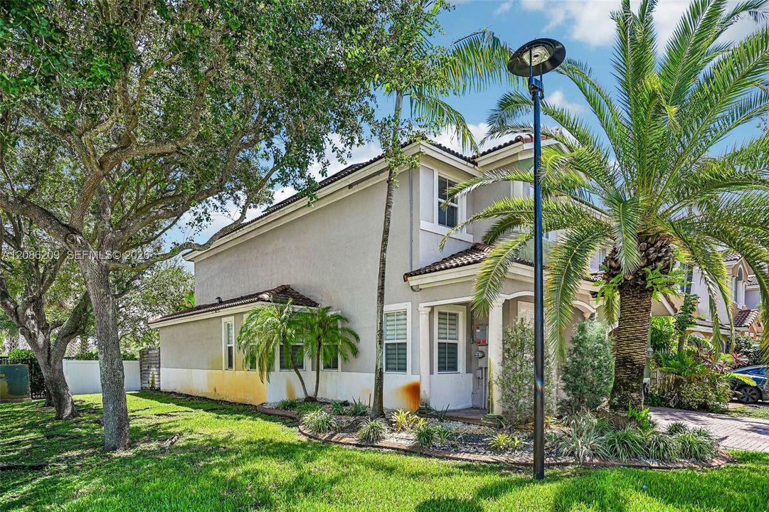 En Venta: $799,000 (4 camas, 3 baños, 2378 Pies cuadrados)