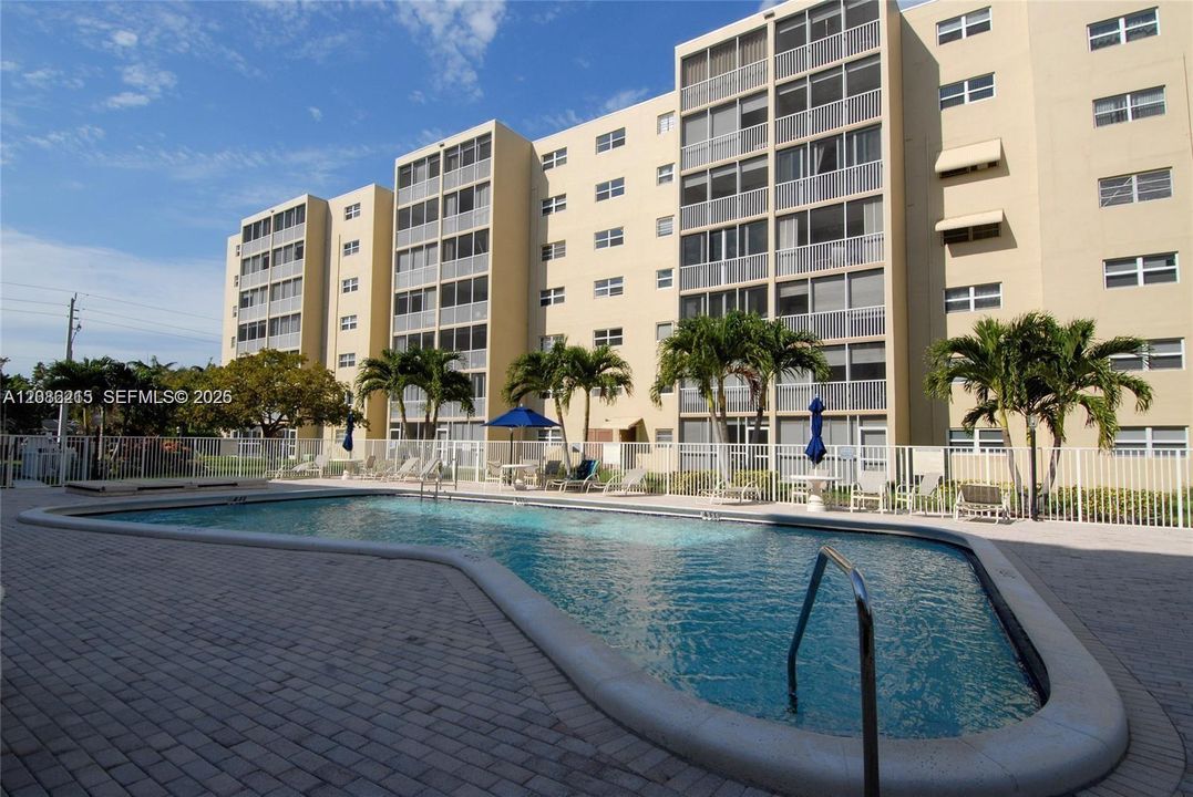 For Sale: $259,999 (2 beds, 2 baths, 1092 Square Feet)