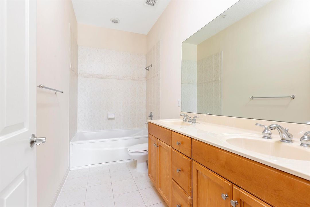 25_U2_Masterbath