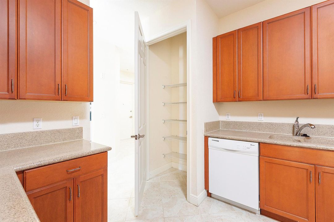 19_U2_Kitchen_Pantry